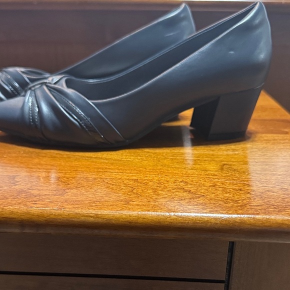 Easy Street Women's Classic Black Flats - Picture 4 of 8